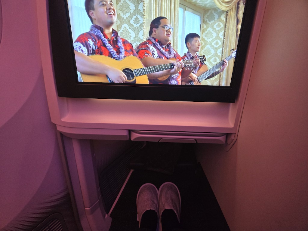 신발류, 의류, 실내, 사람, 인간의 얼굴, 벽, 텔레비전, 모니터, 텔레비전 세트, 디스플레이 장치, 화면