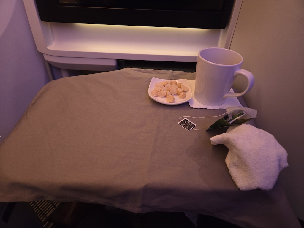 실내, 테이블웨어, 커피잔, 머그잔, 벽, 가전, 리넨, 가구, 테이블, 커피, 컵, 음식, 앉기