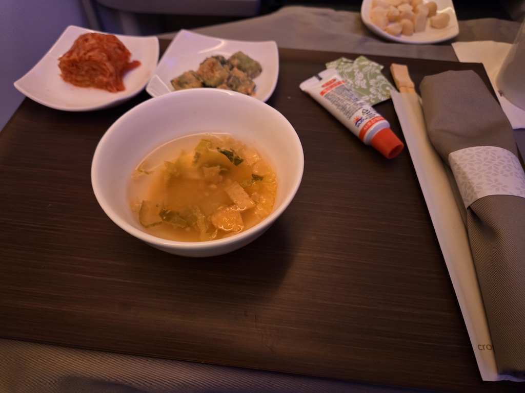 테이블웨어, 테이블, 접시, 요리, 식사, 주방 도구, 음식, 식기, 실내, 플래터, 저녁 식사, 패스트푸드, 숟가락, 은식기, 서브웨어, 사발, 레스토랑, 수프