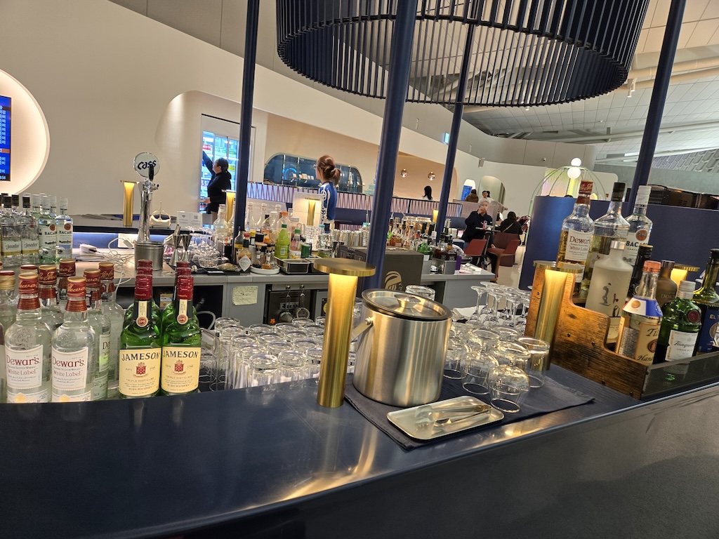 병, 실내, 음료, 유리, 천장, 음식