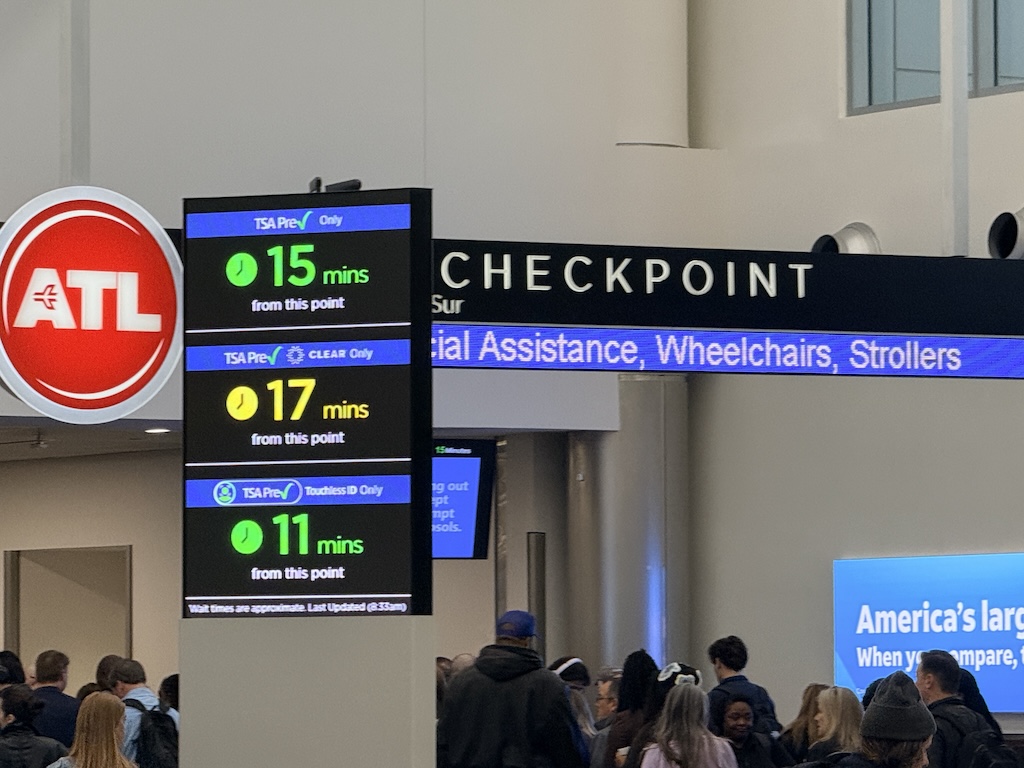 텍스트, 의류, 사람, 여성, 사람들, 간판, 미디어, 회사, 표지판, 벽, 실내, 그룹