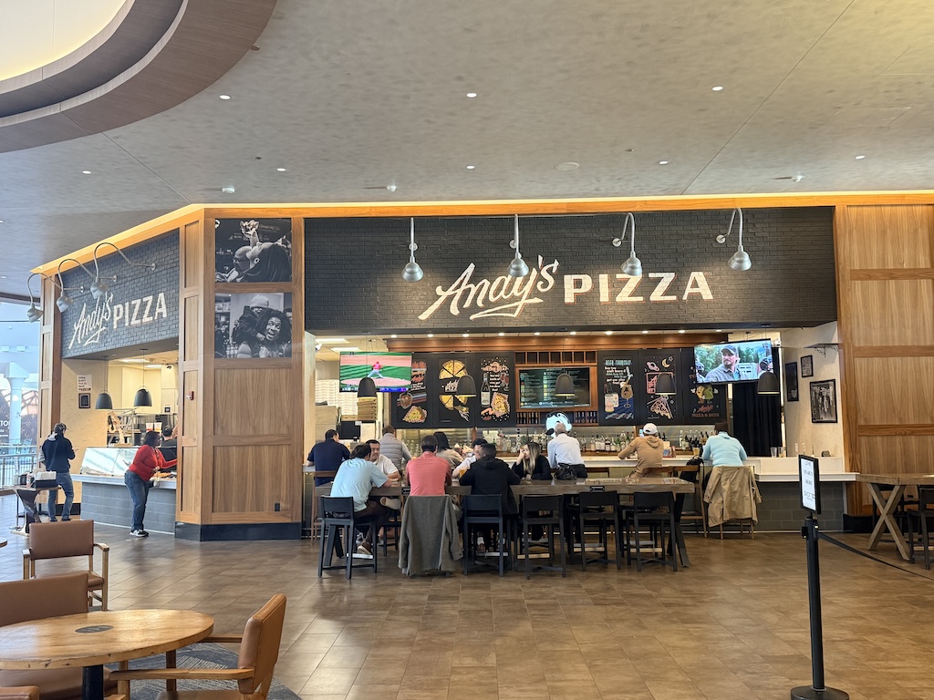 가구, 장면, 의자, 텍스트, 카페테리아, 레스토랑, 실내, 주방 및 식당 테이블, 바닥, 천장, 식당, 커피하우스, 벽, 테이블, 사람들, 바, 카페