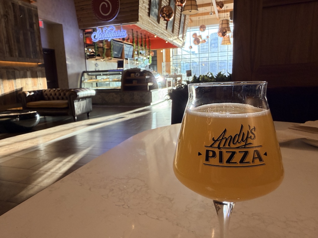 음료, 알코올 음료, 바웨어, 음료용기, 유리, 실내, 칵테일, 레스토랑, 증류주, 맥주, 스템웨어, 테이블웨어, 테이블, 바, 알코올, 음식