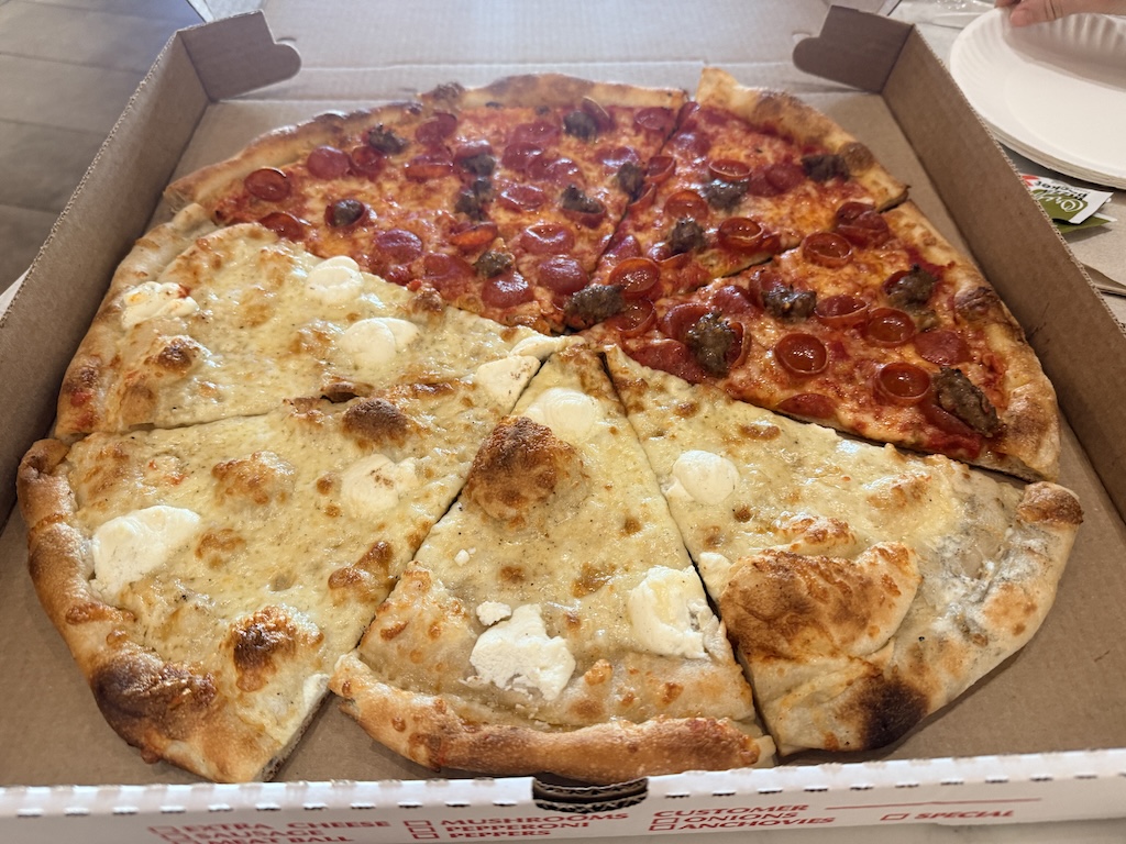 음식, 피자, 제빵 제품, 패스트푸드, 피자 치즈, 플랫 브레드, 이탈리아 음식, 캘리포니아 스타일 피자, 요리, 실내, 슬라이스