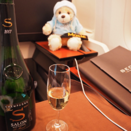 실내, 음료, 포도주, 테이블, 장난감, 병, 유리병, 앉기, 벽, 알코올