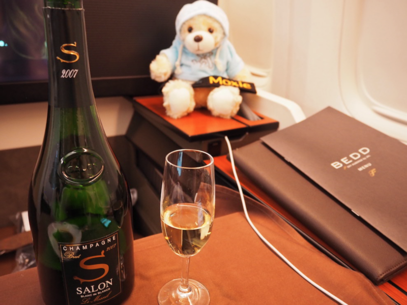 실내, 음료, 포도주, 테이블, 장난감, 병, 유리병, 앉기, 벽, 알코올