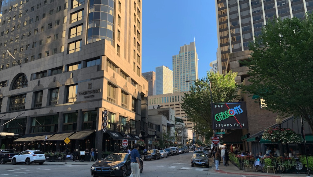 야외, 자동차, 다운타운, 육상 차량, 하늘, 혼용, 차량, 수도권, 상업용 건물, 도시 지역, 대도시, 도로, 타워 블록, 주변지역, 거리, 나무, 콘도미니움, 도시, 교통, 건물, 아파트, 주요 도로, 택시, 마천루, 시티, 여행