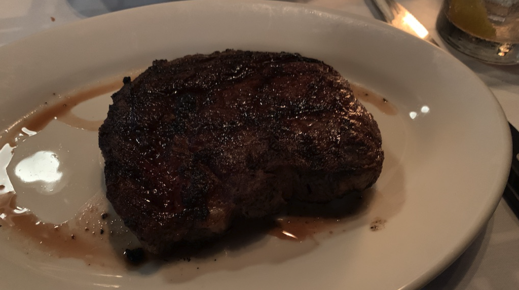 접시, 음식, 스테이크, 델모니코 스테이크, 요리, 스테이크 소스, 실내, 테이블웨어, 테이블, 화이트, 스테이크 오 푸아브르, 레스토랑, 고기