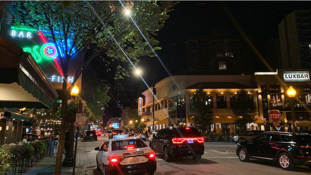 차량, 육상 차량, 야외, 건물, 자동차, 거리, 바퀴, 가로등, 빛, 교통, 밤, 네온 간판, 전기, 시티, 광고판, 도로, 길