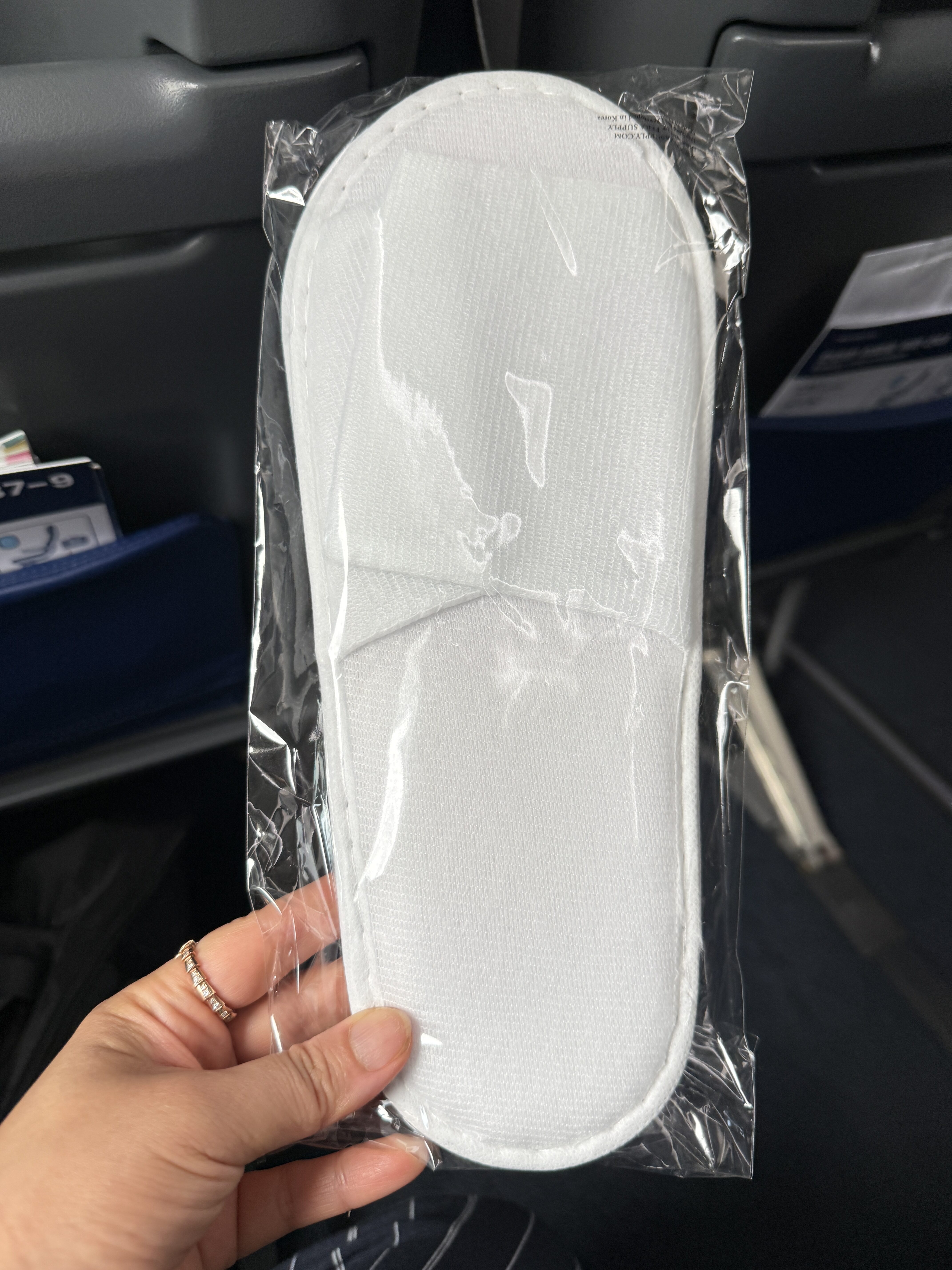슬리퍼도 주고요.